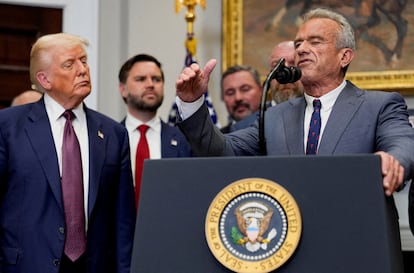 Donald Trump observa una intervención del secretario de Slud, Robert F. Kennedy Jr, en la casa Blanca