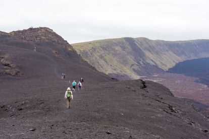 Varios excursionistas recorren el volcán Sierra Negra.