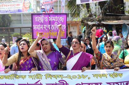 Mujeres bangladesíes salen a las calles de Daca con motivo del Día Internacional de la Mujer, para pedir más seguridad y mejores condiciones de vida.