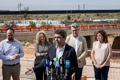 El presidente de la Generalitat, Carlos Mazón, asiste a la reapertura del viaducto de la CV-36 sobre el barranco del Poyo, en Valencia, este junio. 