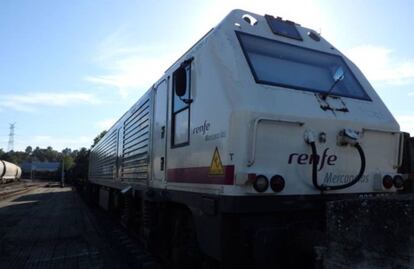Un tren de mercancías de Renfe.