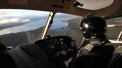 Un piloto de helicóptero sobrevuela la ciudad de Reikiavik, en Islandia.