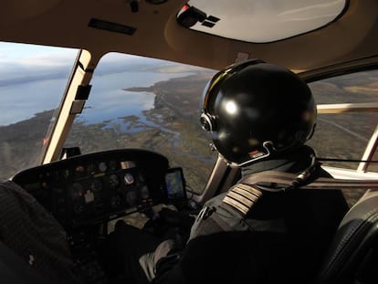 Un piloto de helicóptero sobrevuela la ciudad de Reikiavik, en Islandia.