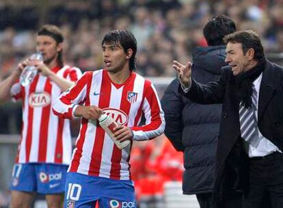 Abel da instrucciones a Agüero durante un partido de Liga.