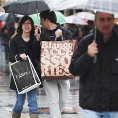 Clientes con sus compras en la calle Preciados de Madrid, el pasado sábado.