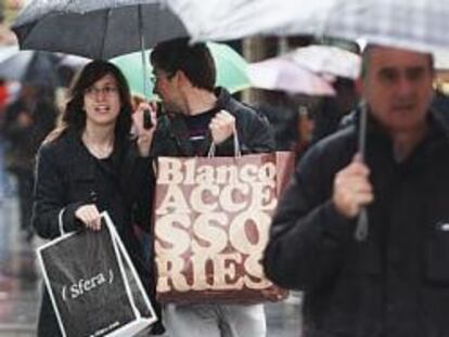 Clientes con sus compras en la calle Preciados de Madrid, el pasado sábado.