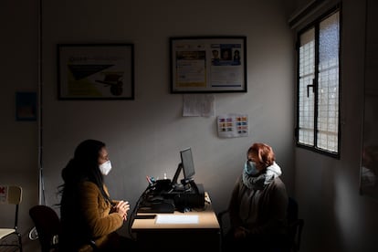 Esther recibe asesoramiento en la asociación Aesco que tiene un plan de retorno productivo.