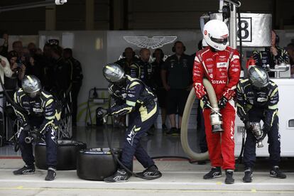 Los mecánicos del equipo Aston Martin esperan la llegada la llegada del coche pilotado por Dalla Lana, Lamy y Lauda.