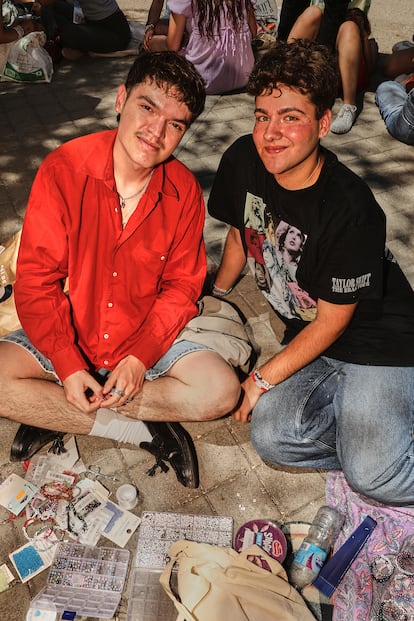 Marcos Sanoja, de 20 años, y Andrés García, de 19, se han hecho amigos en la cola haciendo pulseras de la amistad para amenizar la espera.