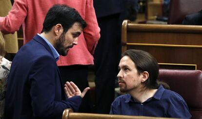 Iglesias (d) habla con Garzón durante la sesión constitutiva del Congreso.