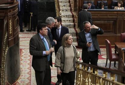 Los diputados de partidos pertenecientes al Grupo Mixto en el Congreso de los Diputados durante la Sesión Constitutiva de la XIV Legislatura. En sentido de las agujas del reloj, Ana Oramas, de Coalición Canaria, Tomás Guitarte, de Teruel Existe, Pedro Quevedo, de Nueva Canarias, Sergio Sayas, de UPN, y Joan Baldoví, de Compromís.