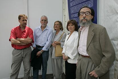 De izquierda a derecha, Tomás Val, Luis Mateo Díez, Josefina Aldecoa, Nativel Preciado y Juan Eduardo Zúñiga.
