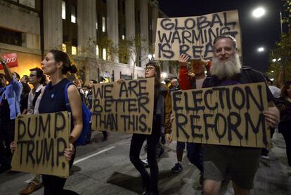 Contra todo pronóstico, Trump ganó los comicios a la Casa Blanca con 306 votos electorales por los 232 de Clinton, pese a que la demócrata le superó en voto popular. En la imagen, marcha en contra del triunfo electoral de Donald Trump en Los Angeles, California.