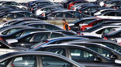 Los veh&iacute;culos son el producto m&aacute;s exportado a Europa. En la imagen, coches en el aparcamiento de la factor&iacute;a Ford de Almussafes.