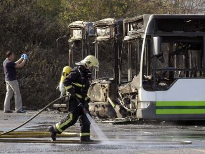 Estado en el que quedaron los tres autobuses calcinados por desconocidos el pasado sábado en Bilbao.