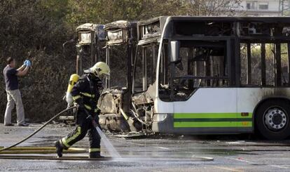 Estado en el que quedaron los tres autobuses calcinados por desconocidos el pasado sábado en Bilbao.