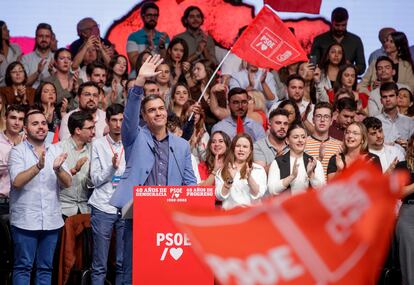 El presidente del Gobierno, Pedro Sánchez, en el 40 aniversario de la victoria electoral del PSOE en 1982, este sábado, en Sevilla.