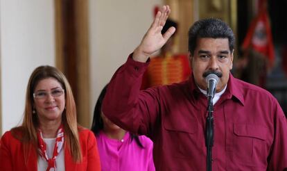 Nicolás Maduro habla junto a su esposa Cilia Flores, este domingo.