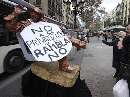 Una de las estatuas protestando en el centro del paseo