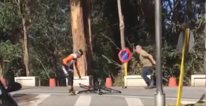 Captura de pantalla de la agresión de un camionero a dos ciclistas en Pontevedra, Galicia.