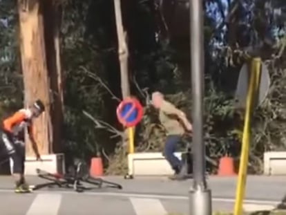 Captura de pantalla de la agresión de un camionero a dos ciclistas en Pontevedra, Galicia.