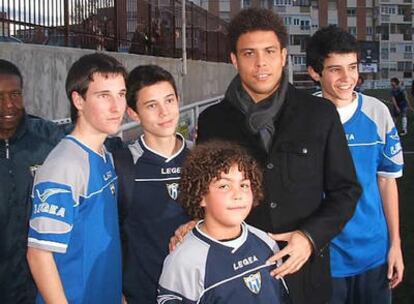 Ronaldo, en el entrenamiento de su hijo, ayer en Madrid.