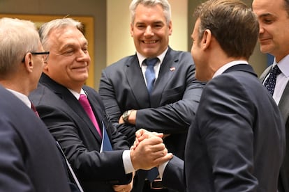 El primer ministro de Hungría, Viktor Orbán, saluda al presidente francés, Emmanuel Macron (de espaldas), el pasado 14 de diciembre en Bruselas.