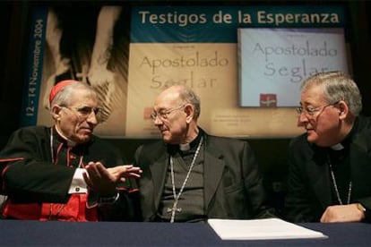 El cardenal Rouco, el arzobispo Sebastián y el obispo Reig (de izquierda a derecha) , en el I Congreso de Apostolado Seglar.