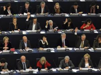 Miembros del Parlamento Europeo participan en una votación en el Parlamento Europeo en Estrasburgo, Francia.