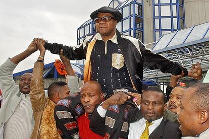 Papa Wemba abandona el tribunal de Bobigny a hombros de sus seguidores.