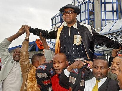 Papa Wemba abandona el tribunal de Bobigny a hombros de sus seguidores.