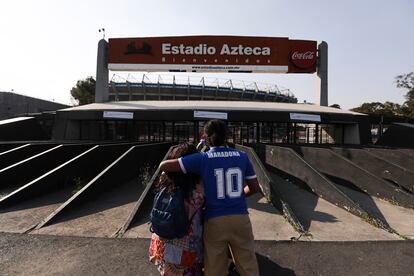 Una pareja de aficionados rinde homenaje a Maradona a las puertas del estadio Azteca de México.