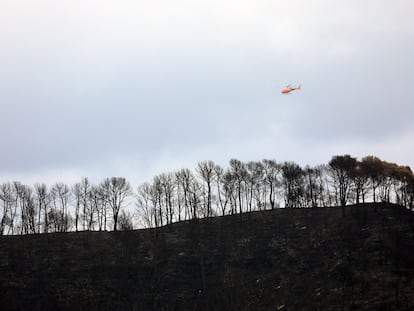 Un helicóptero trabaja en la extinción del incendio en Bellprat hace dos semanas.