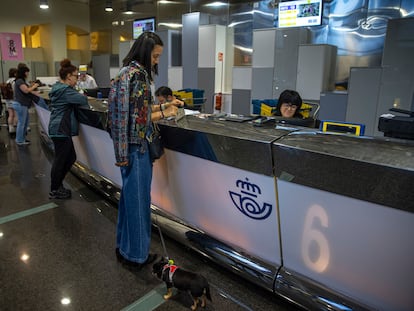 Vista de una oficina de Correos en Madrid el pasado miércoles.