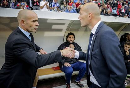 Paco Jémez y Zinedine Zidane se saludan antes del partido.