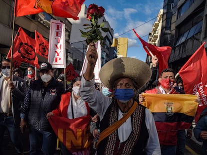 Manifestantes participan en una protesta contra las medidas económicas tomadas por el Gobierno de Ecuador en reacción a la pandemia en Quito, el pasado 22 de octubre.