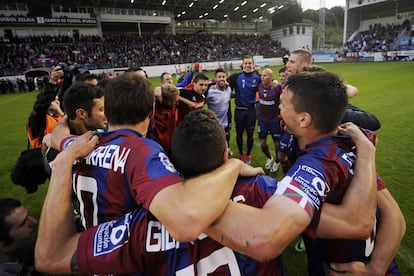 La plantilla de la SD Eibar celebra su ascenso a la máxima categoría en 2014.