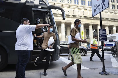 Migrantes llegan a una estación de autobuses en Chicago. 