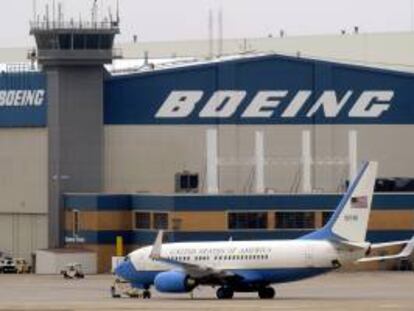 Un avión gubernamental estadounidense mientras pasa delante de un hangar de la fabricante aeronáutica Boeing en la base aérea McConnell en Wichita, Kansas (Estados Unidos). EFE/Archivo
