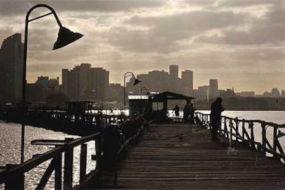 Pescadores prueban fortuna en el Río de la Plata a su paso por Buenos Aires, algunos de cuyos barrios sufren una lacerante pobreza.
 / AP