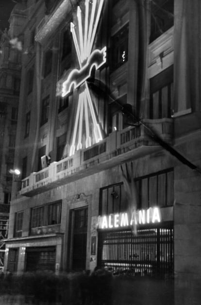El símbolo de la Falange y la palabra Alemania iluminados con motivo del cuarto aniversario del fin de la Guerra Civil, en la sede de la Secretaría General del Movimiento, en Madrid en 1943.