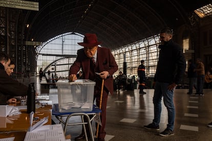 Un hombre votando durante las elecciones para el consejo constitucional