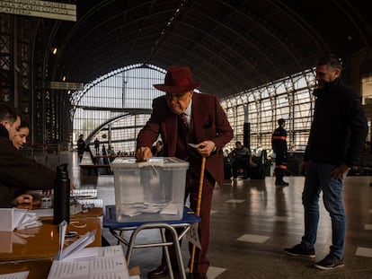 Un hombre vota durante las elecciones para el Consejo Constitucional, en Santiago, Chile, en mayo de 2023.