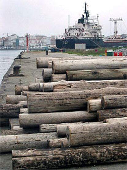 Los barcos gallegos han recogido esta mañana cientos de troncos, perdidos por un mercante a 30 millas de Finisterre, que entorpecían la limpieza.