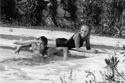 Romy Schneider y Alain Delon en el set de La Piscine en 1968.