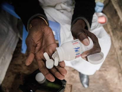 Una mujer muestra sus medicamentos antirretrovirales durante el Día Mundial del Sida en Kibera (Kenia).