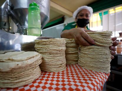 Trabajadores elaboran tortillas, el 27 de abril de 2022, en Ciudad de México.