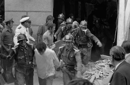 Los miembros del cuerpo de Bomberos de Madrid evacuan a las víctimas del atentado de ETA en la calle del Correo, en Madrid, el 13 de septiembre de 1974.