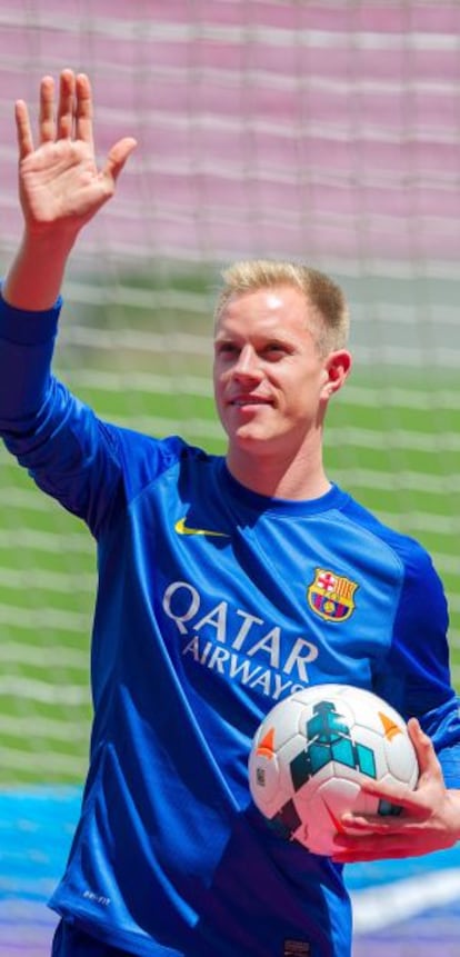 Ter Stegen posa en el Camp Nou.