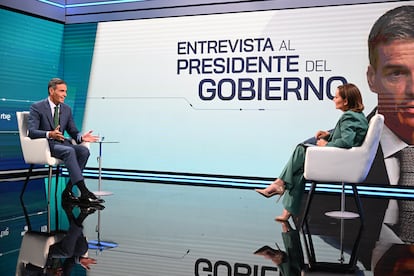 El presidente del Gobierno, Pedro Sánchez, y la periodista y presentadora del TD2, Pepa Bueno, durante una entrevista, a 1 de septiembre de 2025, en Madrid (España).
01 SEPTIEMBRE 2025
Pool Moncloa/Borja Puig de la Bellacasa
01/09/2025
